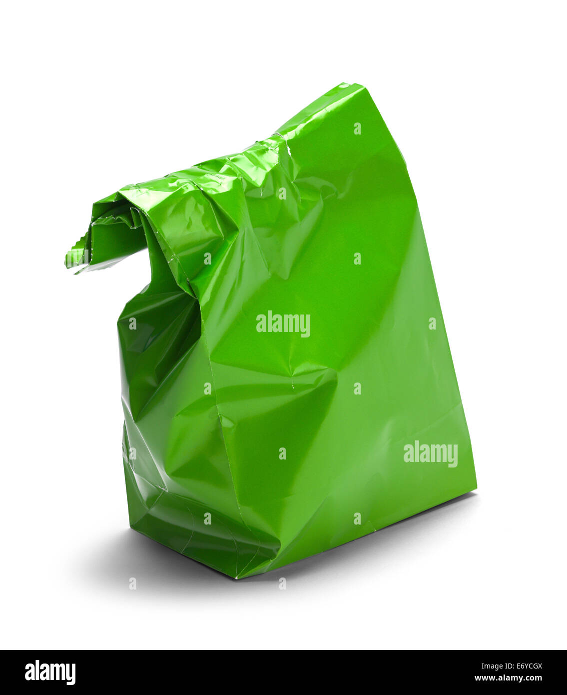 Sac en papier vert froissé le déjeuner avec copie espace isolé sur fond blanc. Banque D'Images