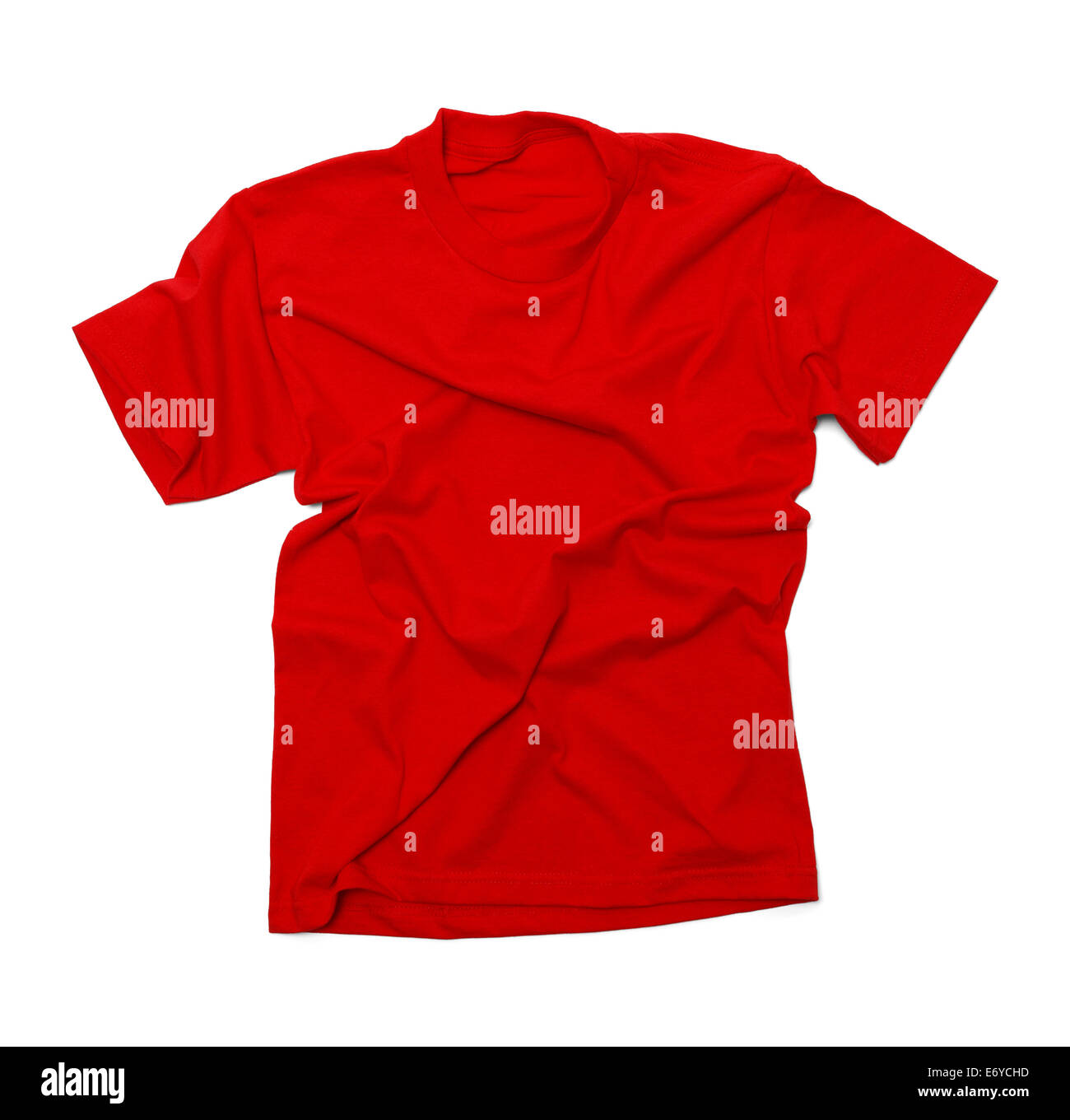 Chemise rouge avec rides isolé sur fond blanc. Banque D'Images