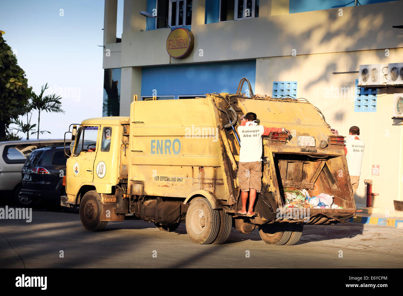 Camion à ordures la collecte des ordures dans la ville de Dumaguete, Philippines Banque D'Images