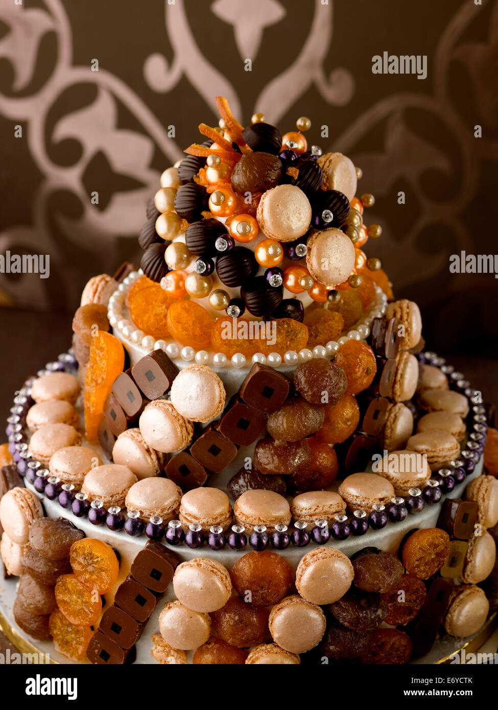 Macaron Au Chocolat Et Fruits Confits Gateau De Mariage Photo Stock Alamy
