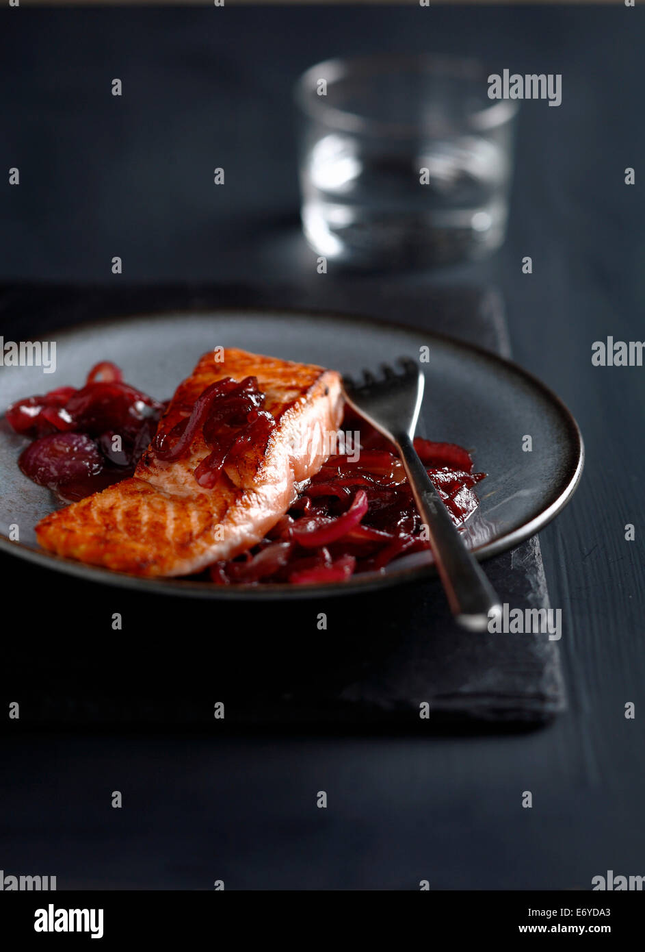Mi-cuit de saumon aux oignons rouges compotés Banque D'Images