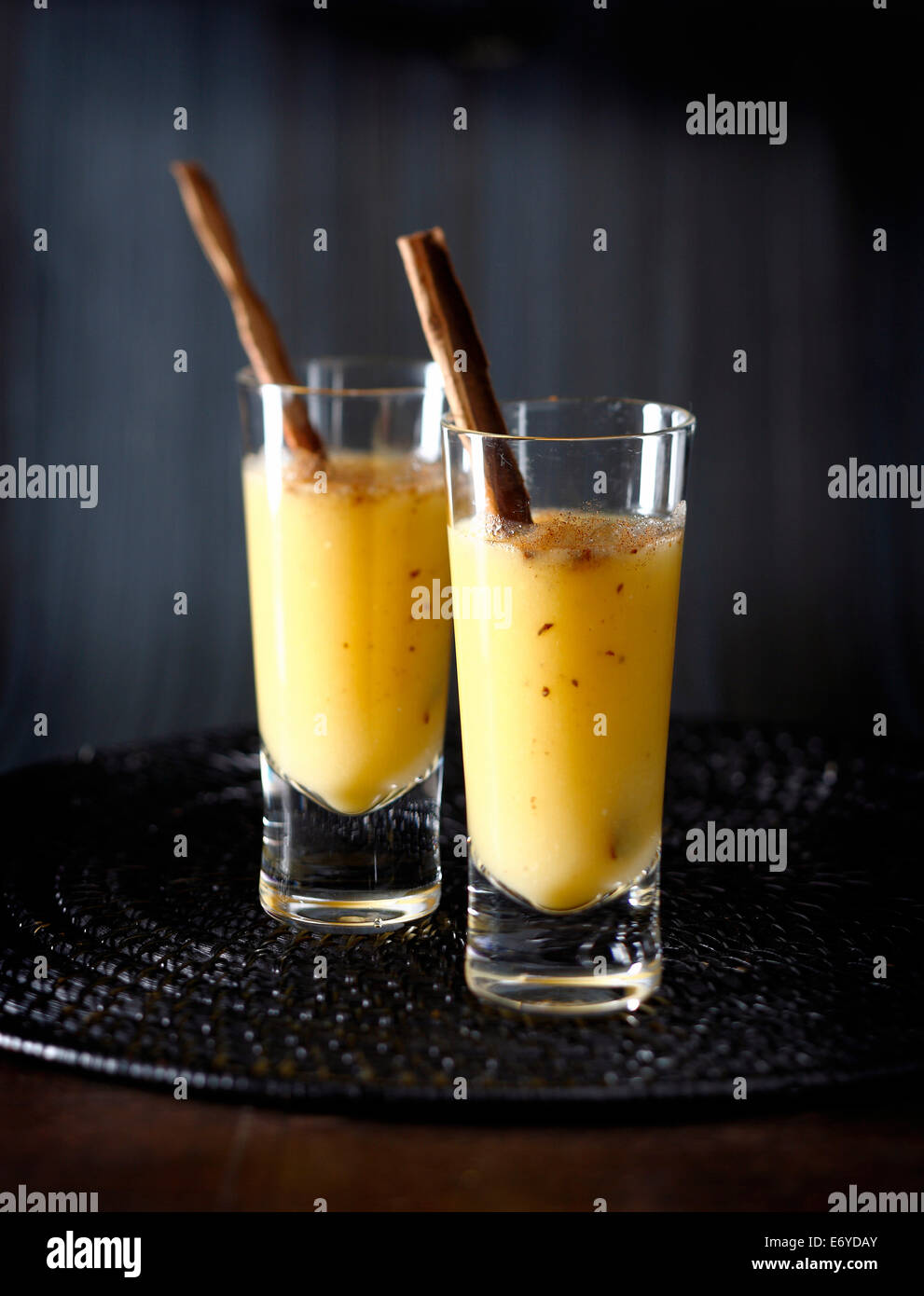 L'Ananas épicé, orange et banane smoothie Banque D'Images