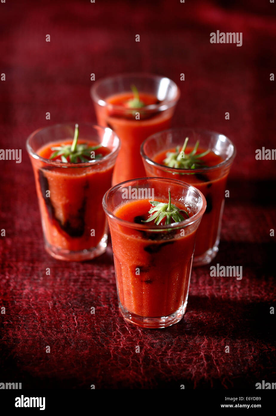 La tomate et jus de fraises avec vinaigar balsamique Banque D'Images