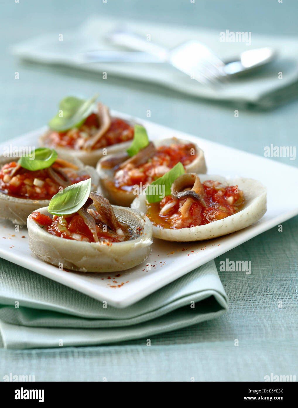 Artichauts cuits avec les tomates et les anchois bases Banque D'Images