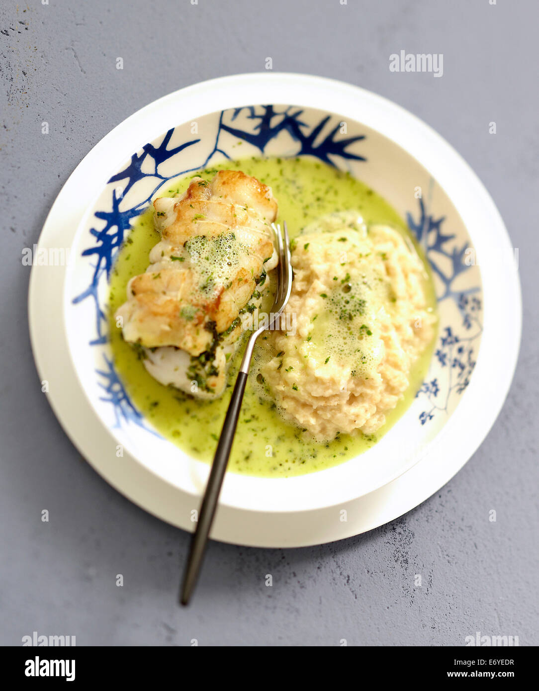 La baudroie rôtie en sauce aux fines herbes et sa purée de céleri Banque D'Images