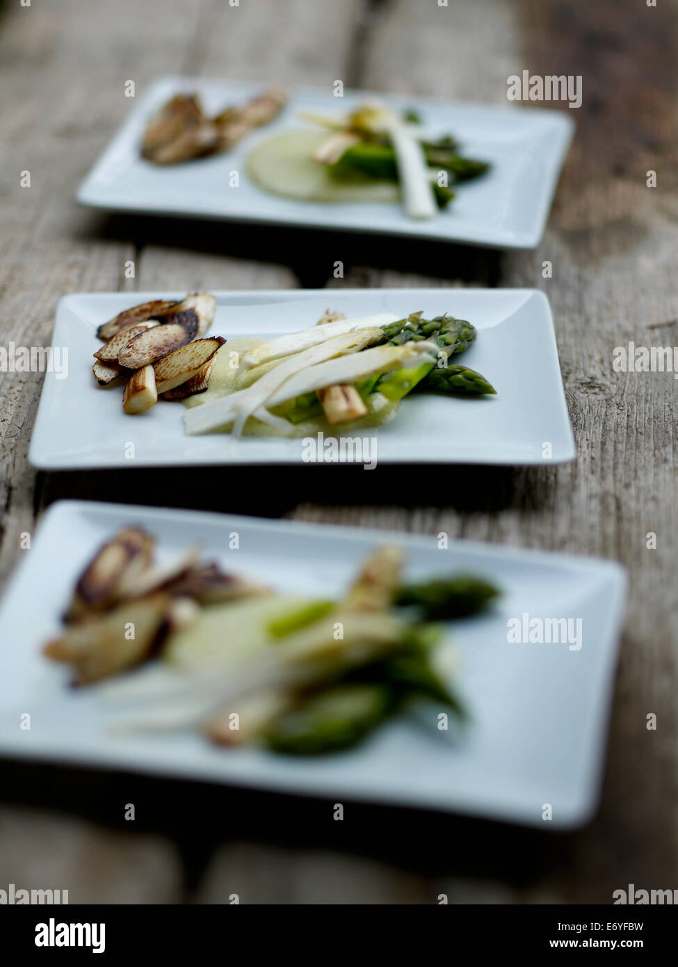 Asperges blanches et vertes cuites dans un wok Banque D'Images