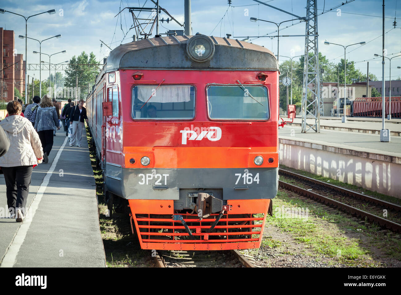 ST. PETERSBURG, Russie - le 23 août 2013 : train électrique de banlieue rouge moderne à la station debout Banque D'Images