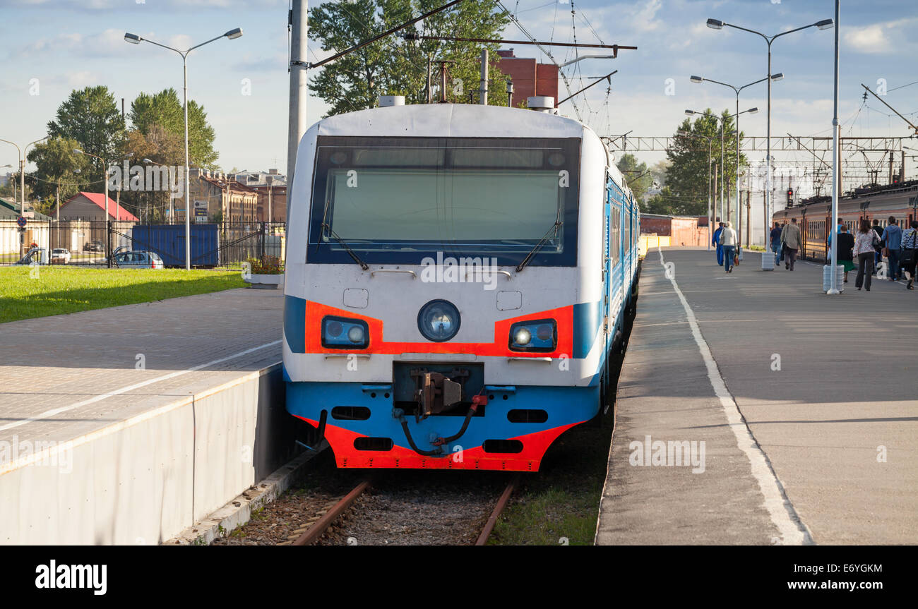Train électrique de banlieue moderne debout à la gare en Russie Banque D'Images