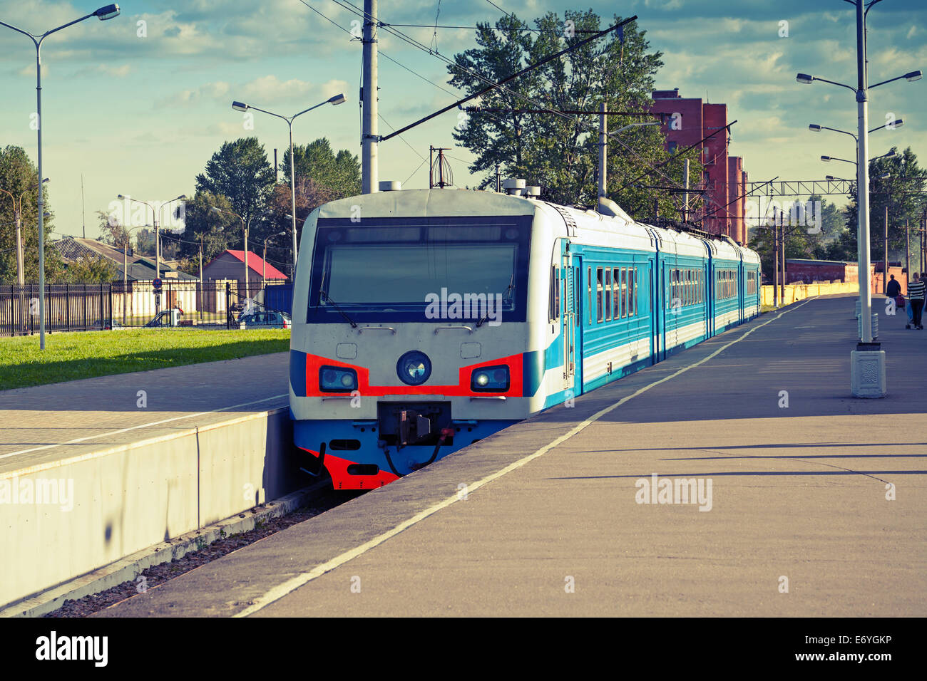 Train électrique de banlieue moderne debout à la station, photo avec effet tonique Banque D'Images