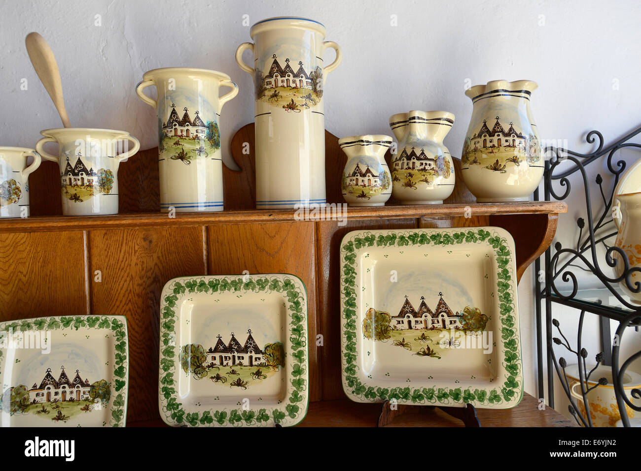 Italie Puglia Alberobello poterie artistique traditionnel de grande qualité strictement décorée à la main dans l'atelier de Cosmo Matarrese Banque D'Images