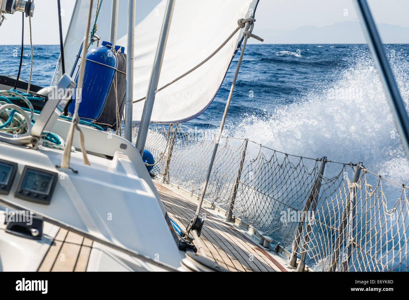 Navigation rapide cruising yacht à splash avec inclinaison Banque D'Images