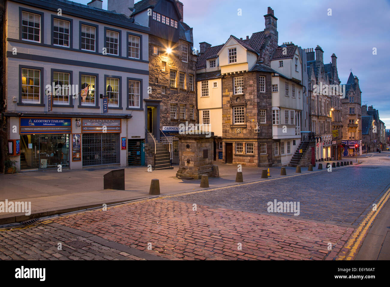 Les maisons John KNOX et Moubray (les plus anciennes maisons de la ville) le long d'une rue déserte Royal Mile Street, Édimbourg, Lothian, Écosse, Royaume-Uni Banque D'Images