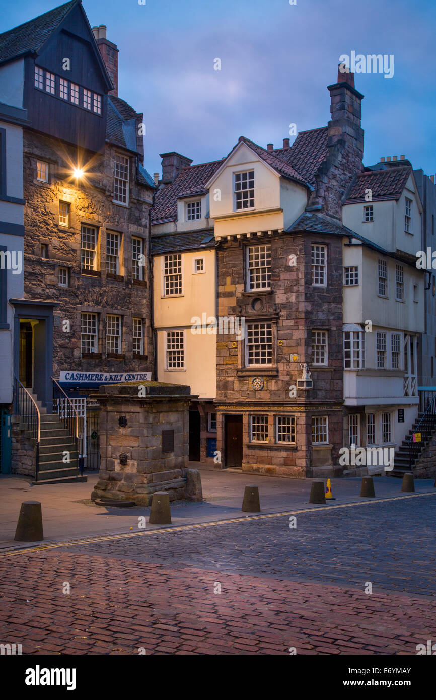 Le John Knox et Moubray homes (maisons plus anciennes en ville) le long d'une rue déserte Royal Mile, Edinburgh, Lothian, Ecosse Banque D'Images