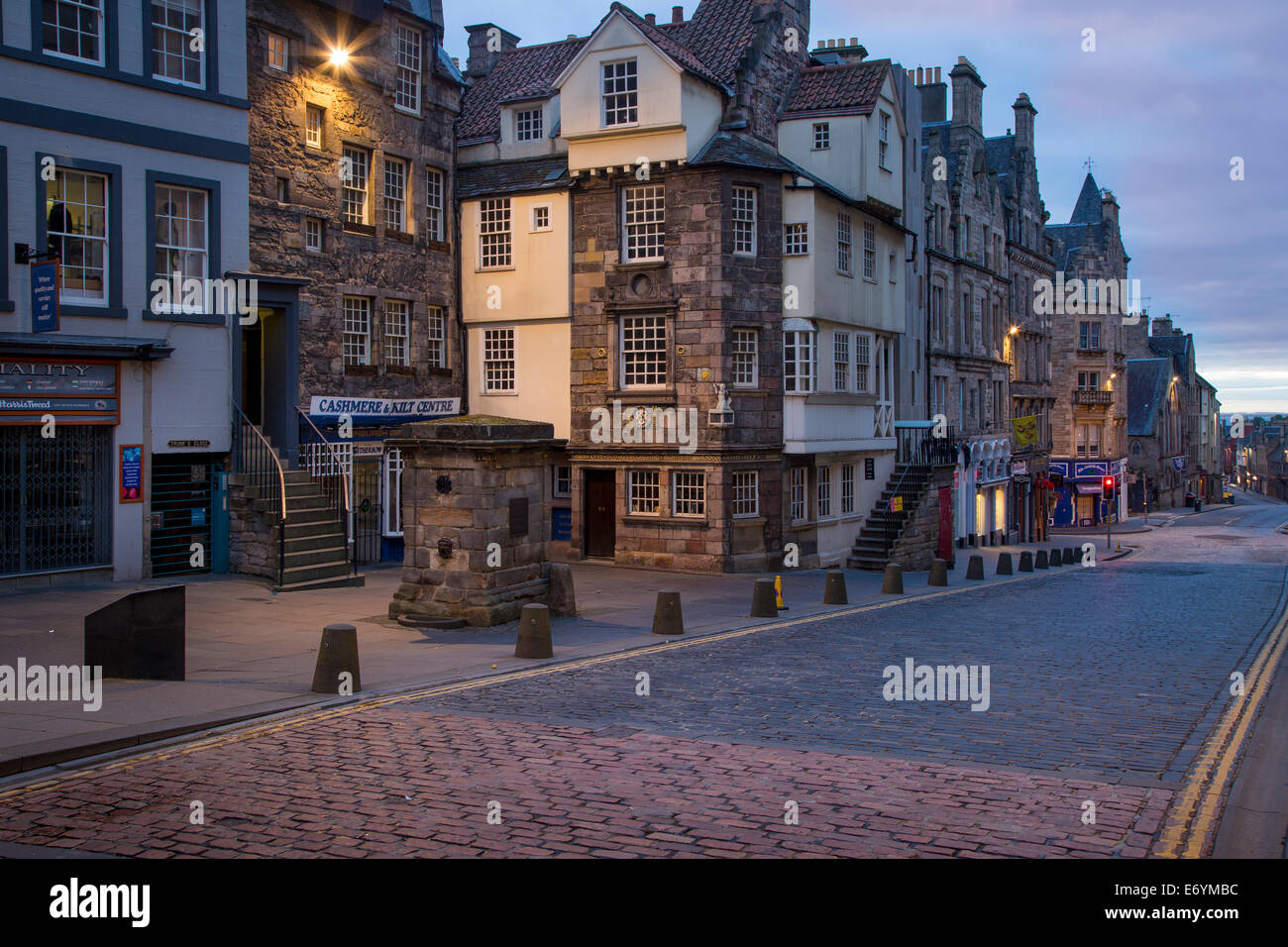 Le John Knox et Moubray homes (maisons plus anciennes en ville) le long d'une rue déserte Royal Mile, Edinburgh, Lothian, Ecosse Banque D'Images