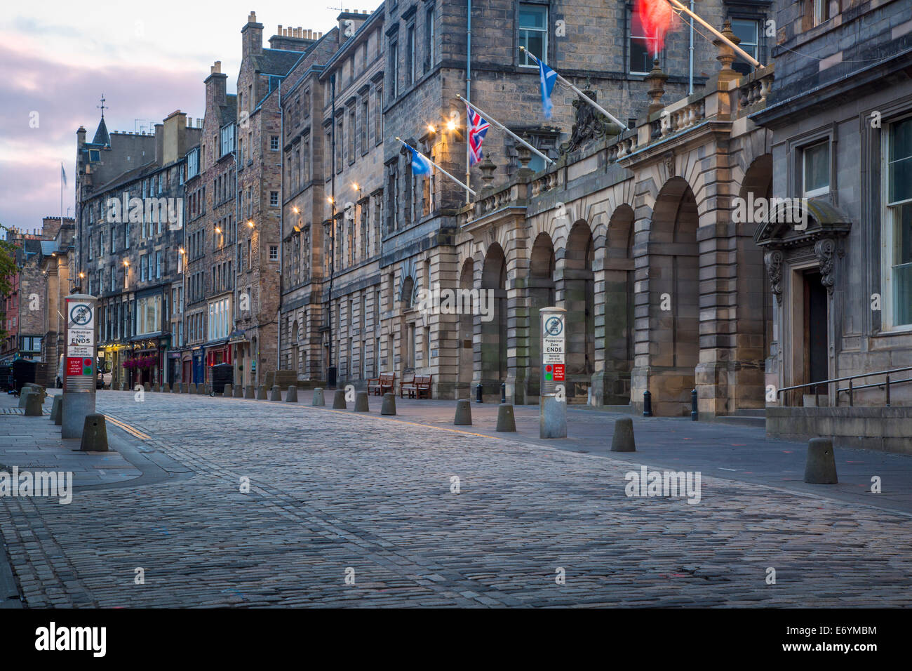 Scène de rue déserte le long de la Royal Mile, Edinburgh, Lothian, Ecosse Banque D'Images