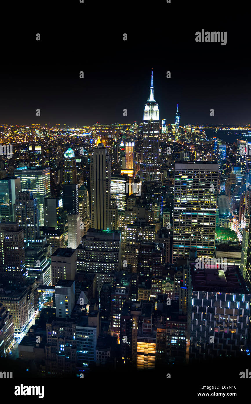 Haut de la 'Rock' - City skyline at Night. La vue du sommet du Rockefeller Center - Midtown, Manhattan, New York. Banque D'Images