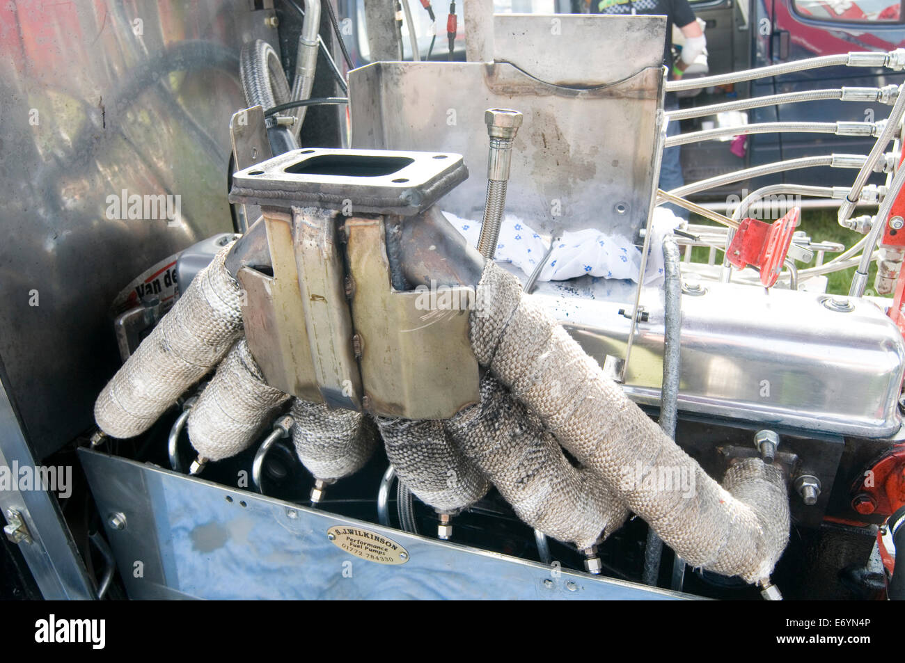 Moteur d'échappement collecteur moteurs turbo tuebocharged enveloppé de chaleur sur les tuyaux tuyau diesel diesel Banque D'Images