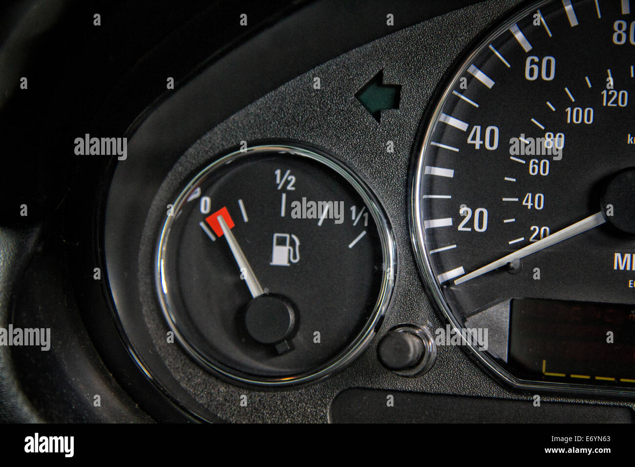 La jauge de carburant de voiture vide montrant Banque D'Images