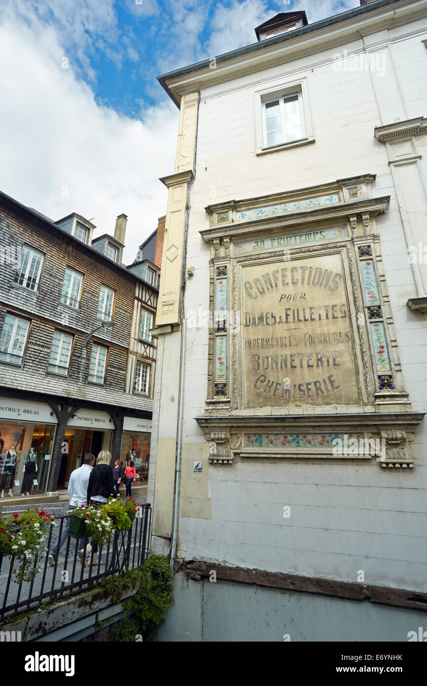 Ancienne enseigne publicitaire à Pont-Audemer, Normandie, France. Banque D'Images