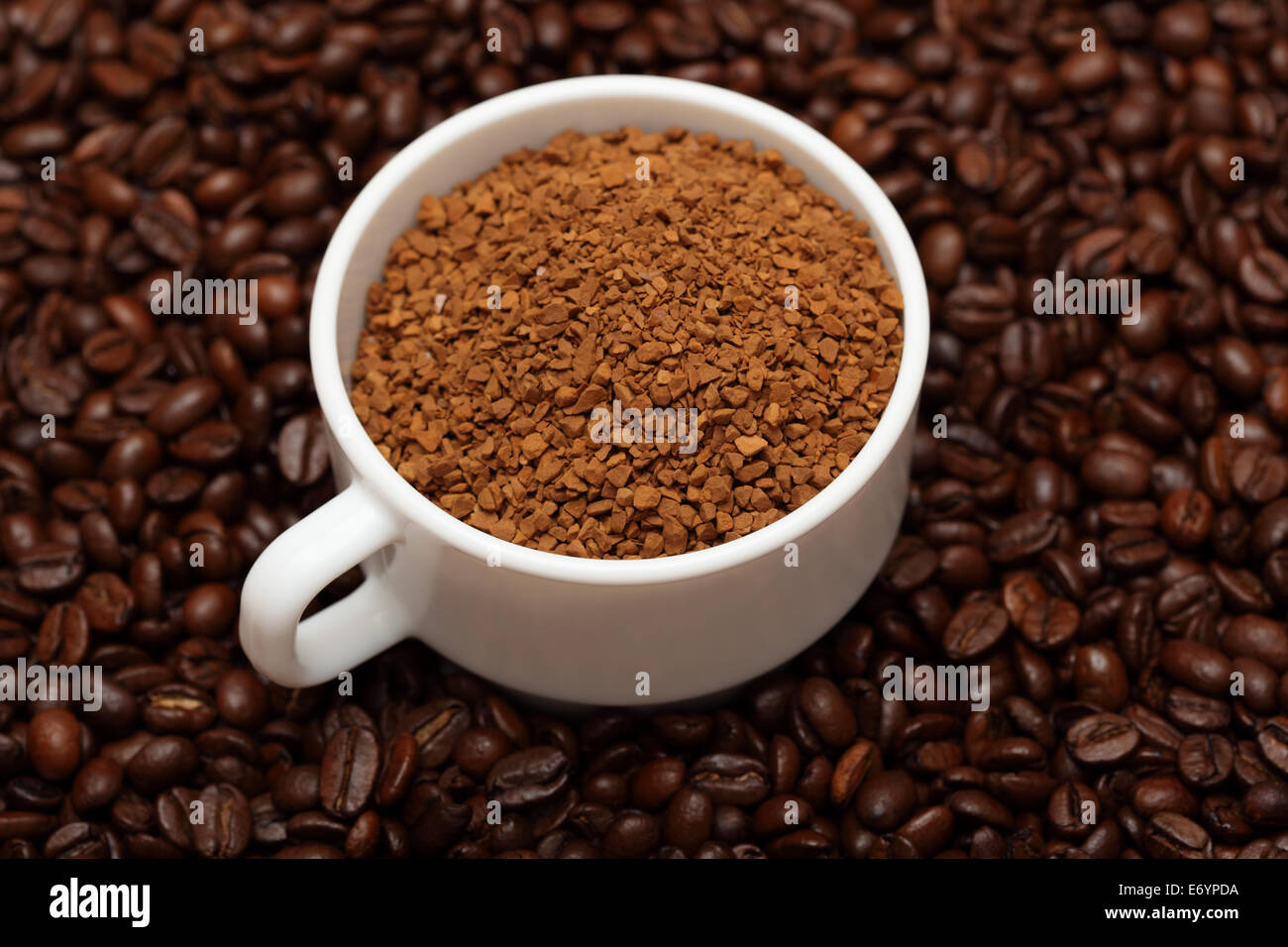 Tasse de café instantané (granules de café) sur les grains de café. Libre. Banque D'Images