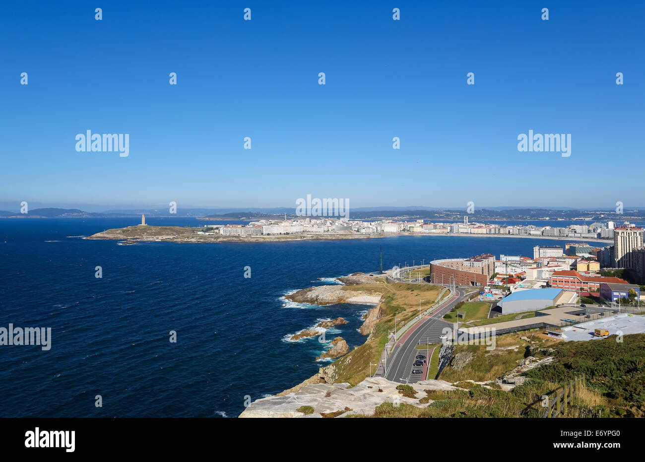 Vue sur le célèbre phare ou tour Hercules de la Corogne, Galice, Espagne. Ce phare est de plus de 1900 ans et est Banque D'Images