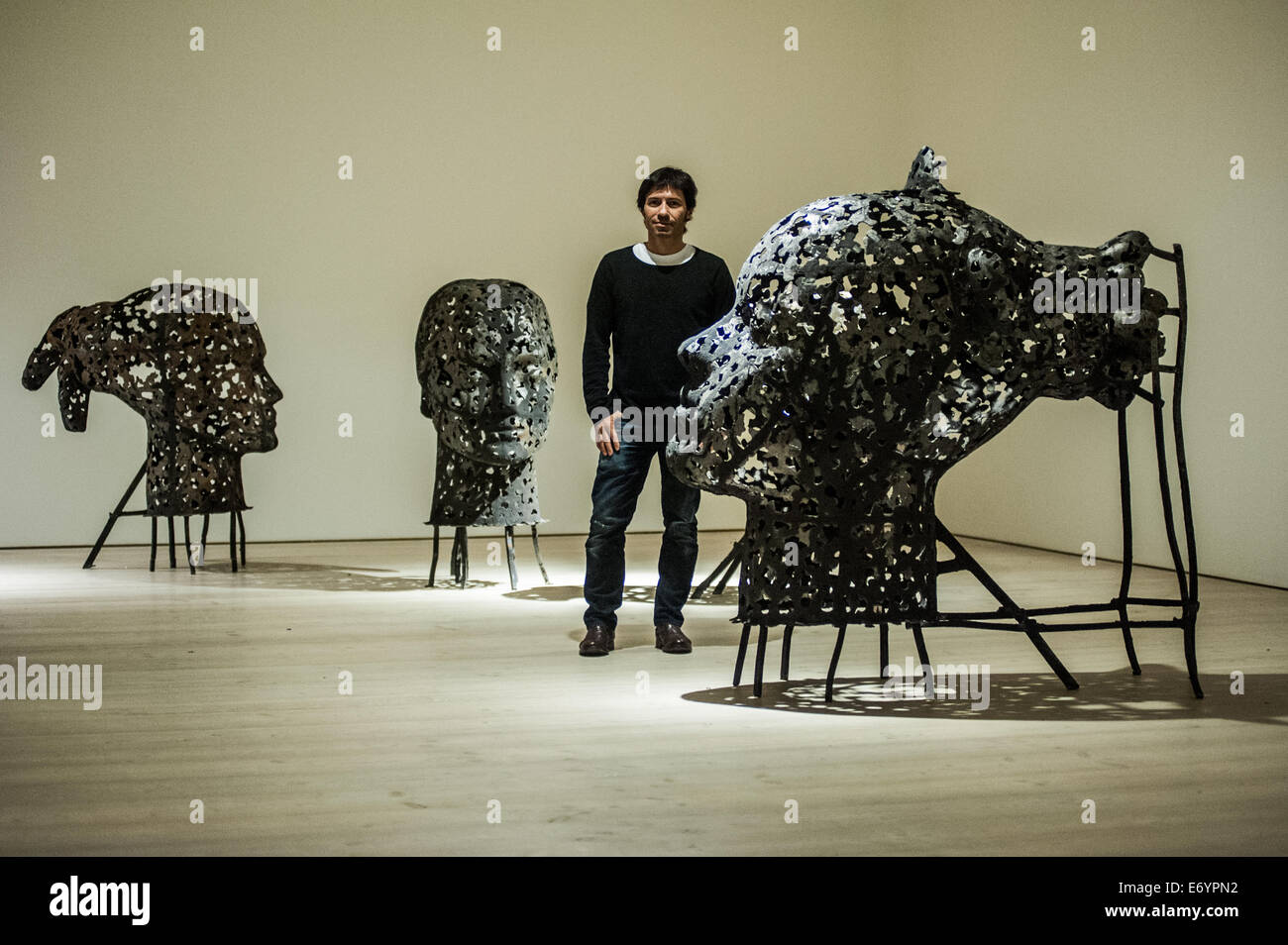 Londres, Royaume-Uni. 2e Septembre, 2014. Artiste Xavier Mascaró pose à côté d'Alexandra 'tête' (à droite) et d'autres portraits de fer une jeune femme de la série Eleonora rappelle l'adulte sur les anciennes pièces de monnaie. Xavier Mascaró UK la première exposition solo se déroule du 3 septembre au 5 octobre à Saatchi Gallery. Credit : Piero Cruciatti/Alamy Live News Banque D'Images