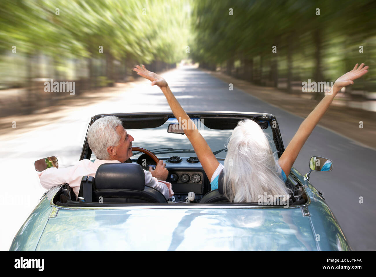 Senior couple in sports car Banque D'Images
