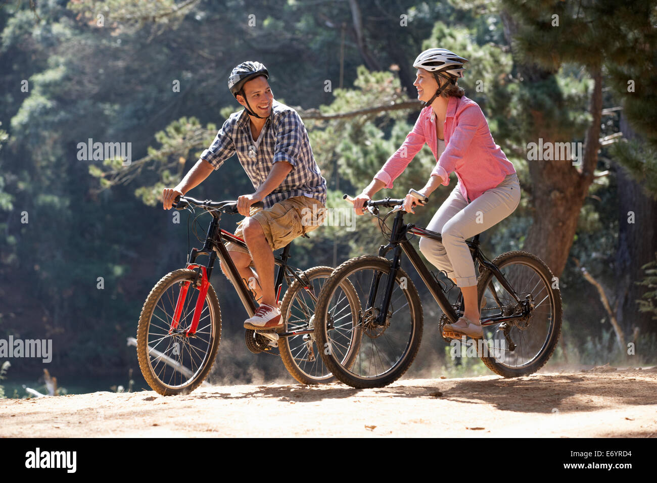 Couple on country bike ride Banque D'Images