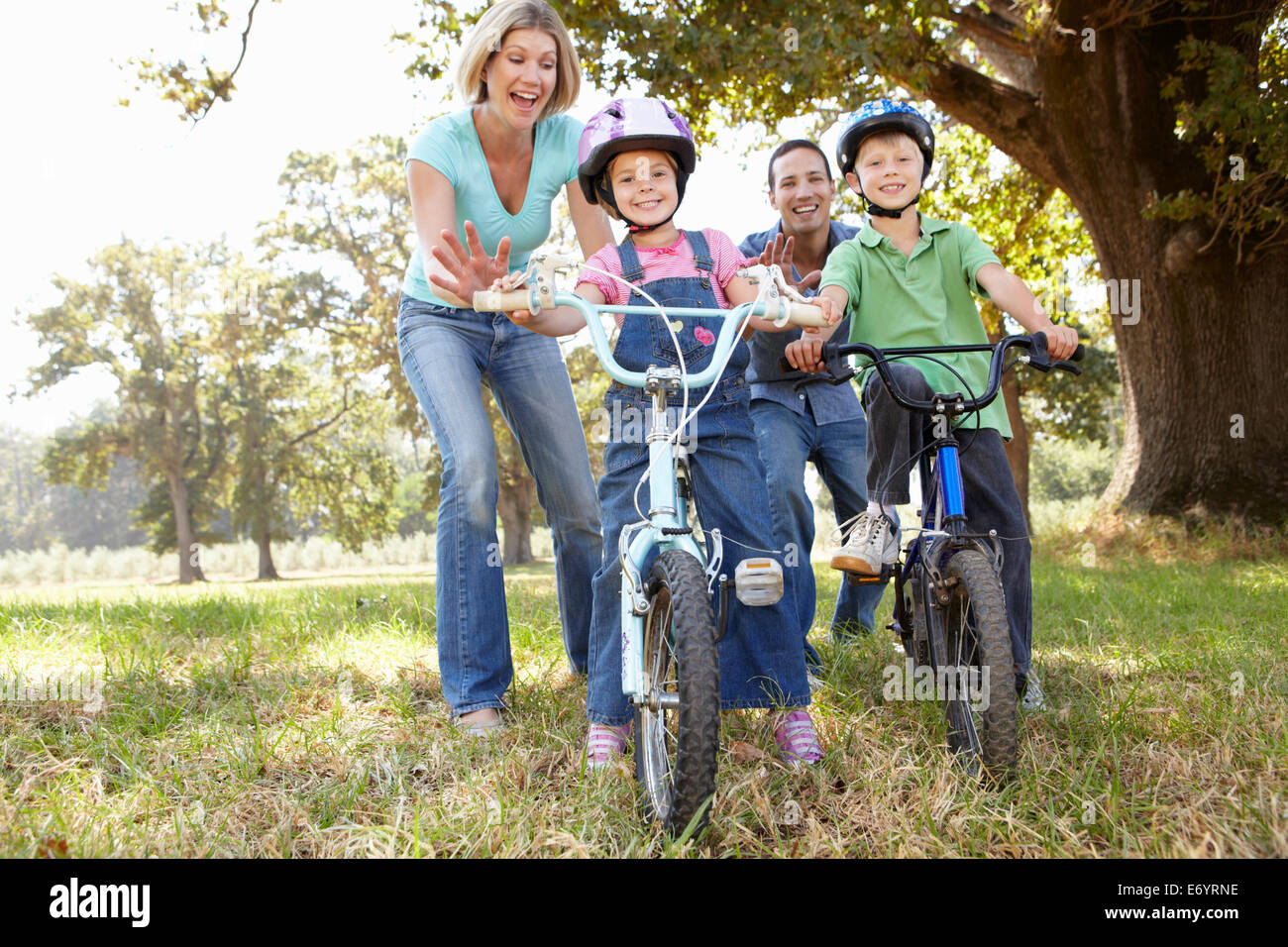 Les parents de jeunes enfants sur des vélos Banque D'Images