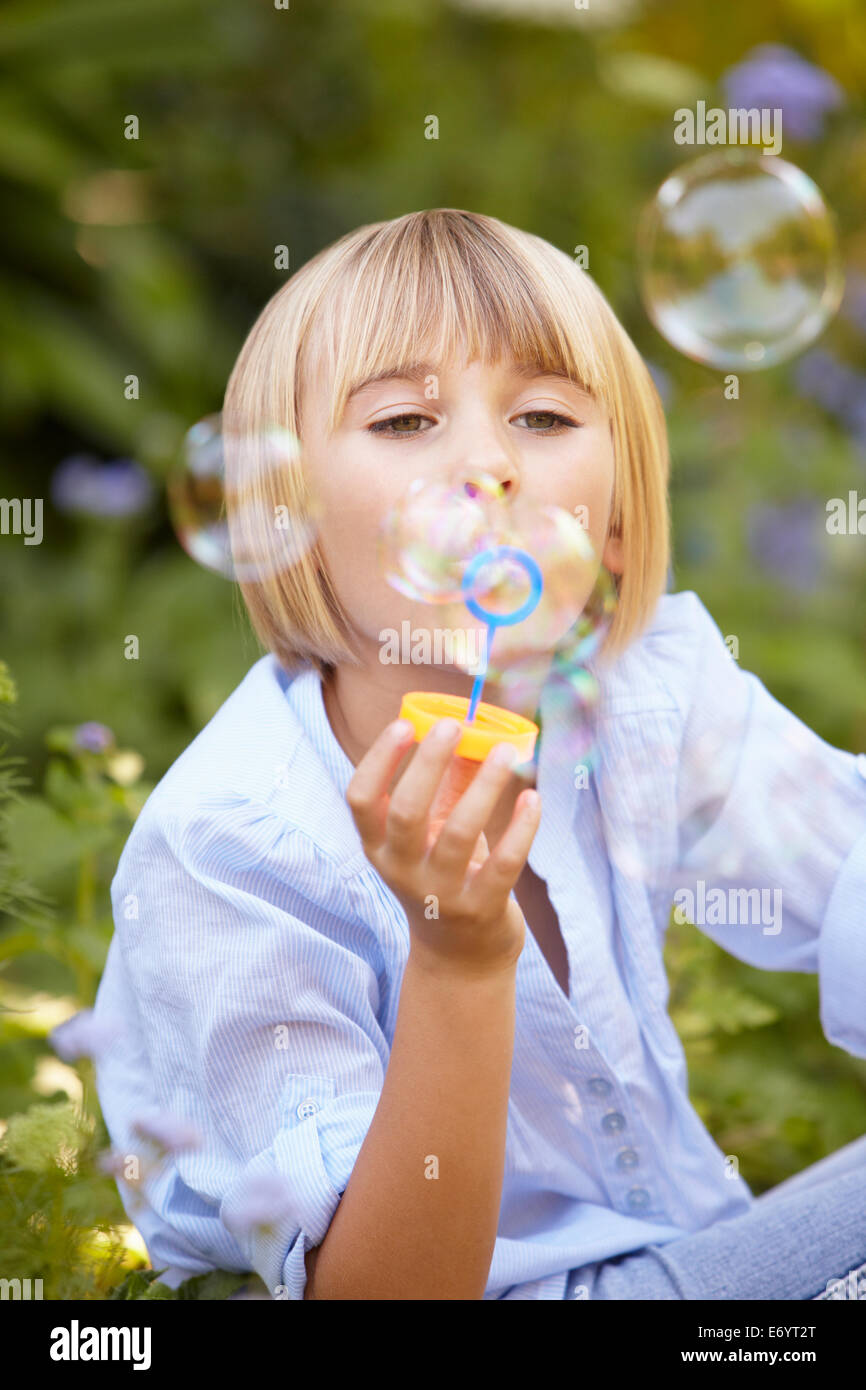 Young Girl blowing bubbles Banque D'Images