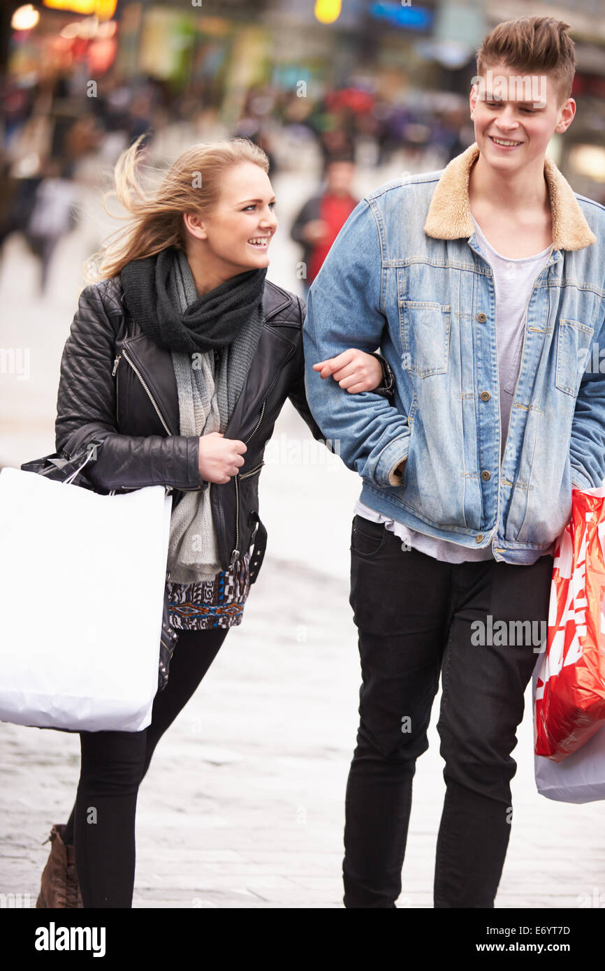 Jeune couple Shopping ensemble extérieur Banque D'Images