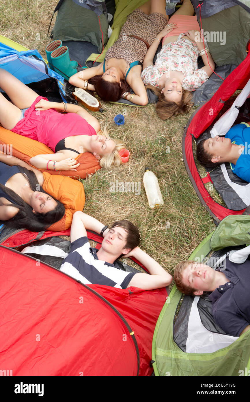 Les jeunes on camping trip Banque D'Images