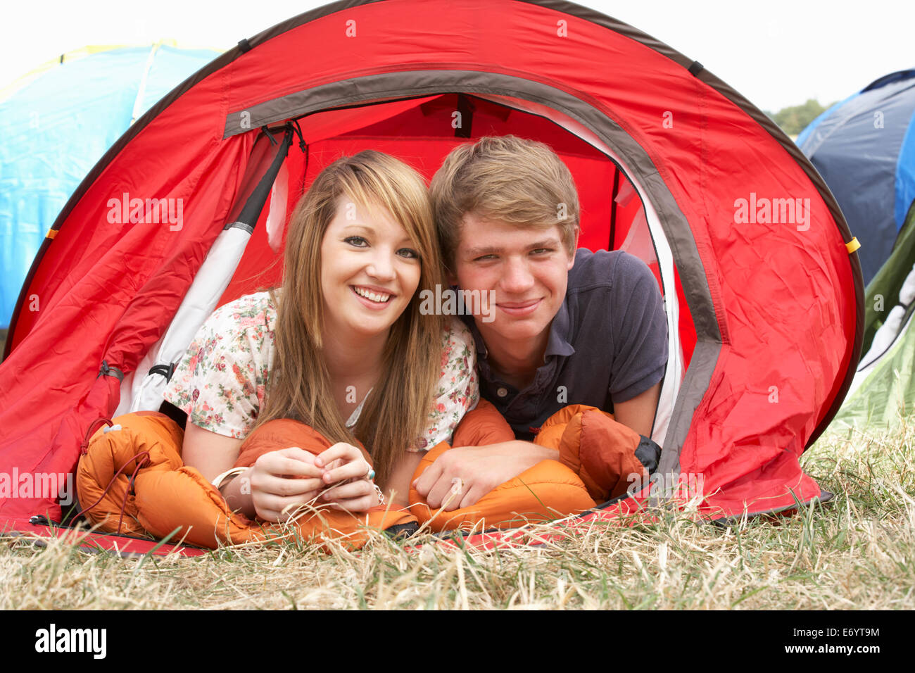 Jeune couple on camping trip Banque D'Images