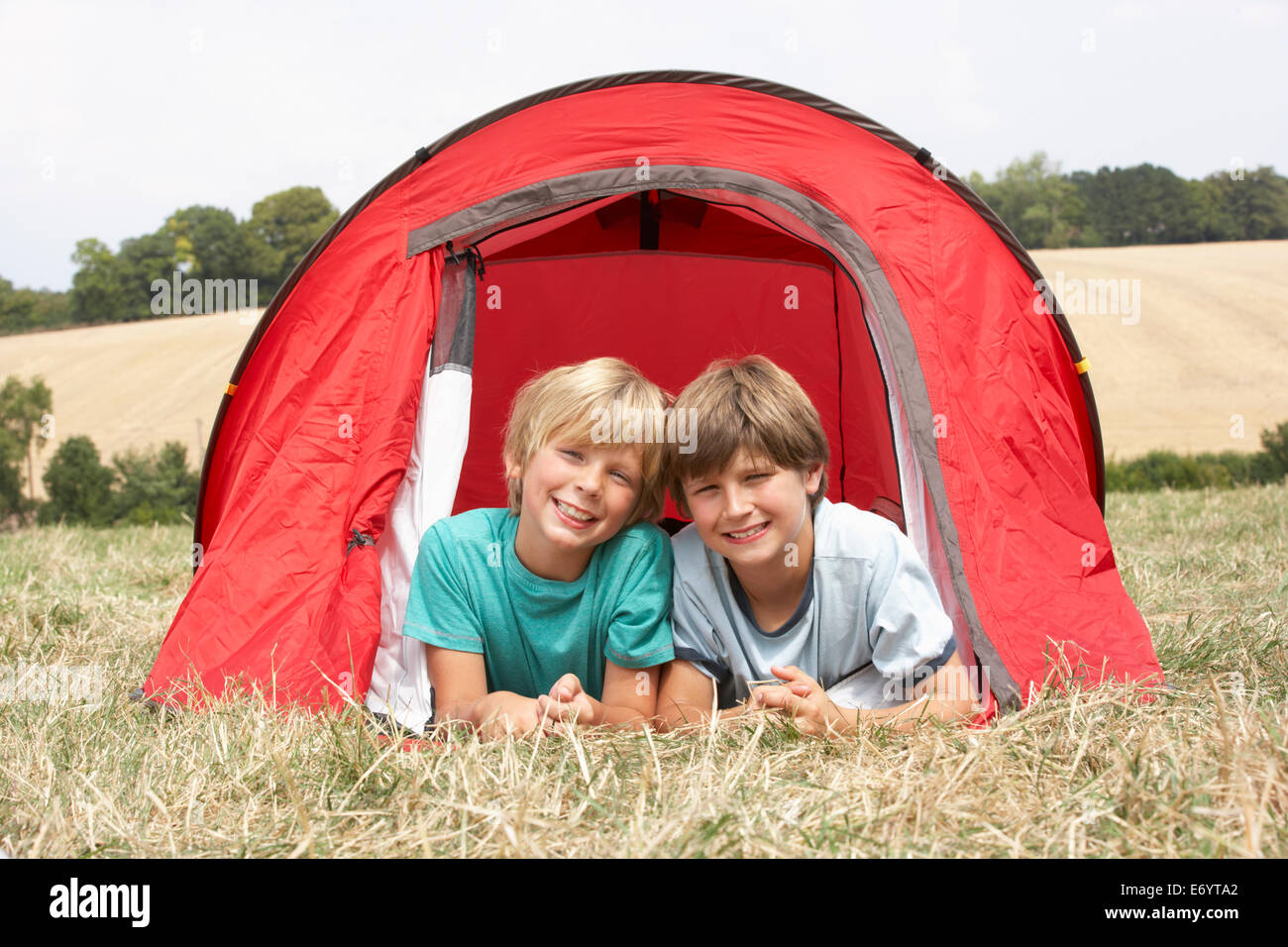 Les jeunes garçons on camping trip Banque D'Images