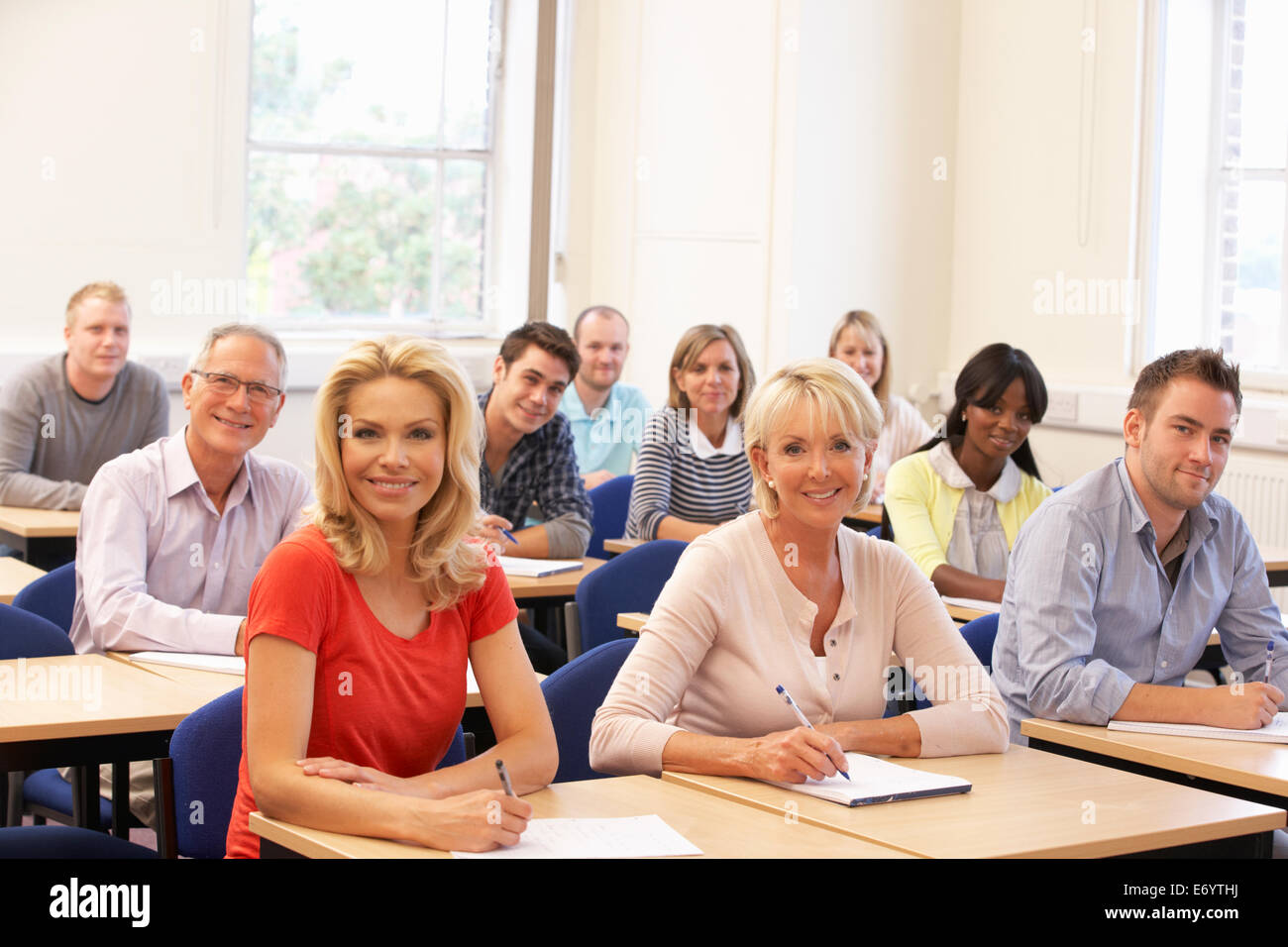 Groupe mixte d'élèves en classe Banque D'Images