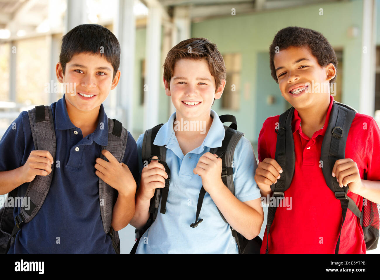 Les garçons à l'école des ados pré Banque D'Images