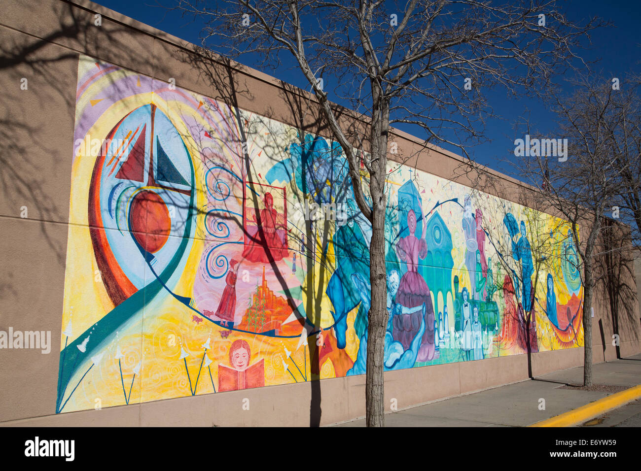 USA, Nouveau Mexique, galop, plein sud, mur de la Children's Library building, 'Women's murale multi culturel' murale, Erica Rae S Banque D'Images
