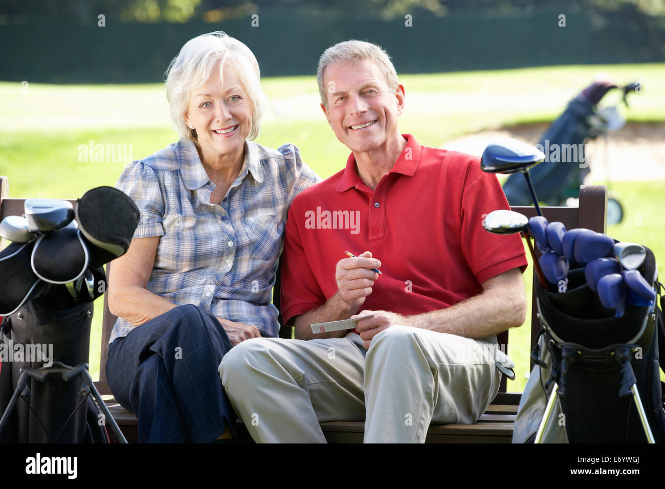 Senior couple on golf course Banque D'Images