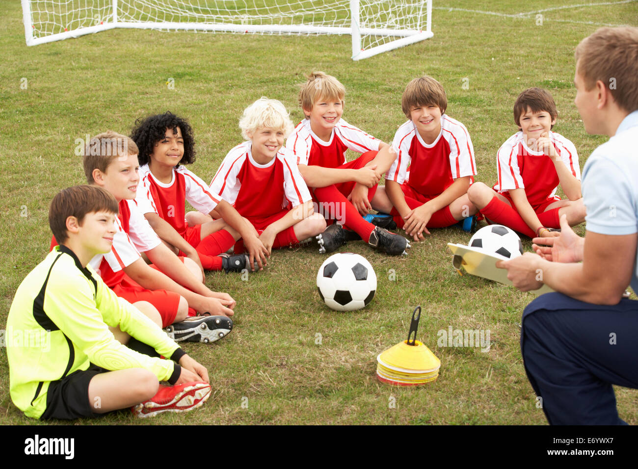 Formation de l'équipe de football junior avec l'entraîneur Banque D'Images