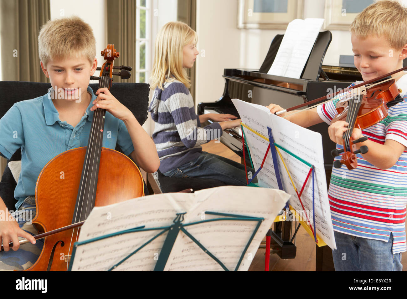 Enfants jouant des instruments de musique à la maison Banque D'Images