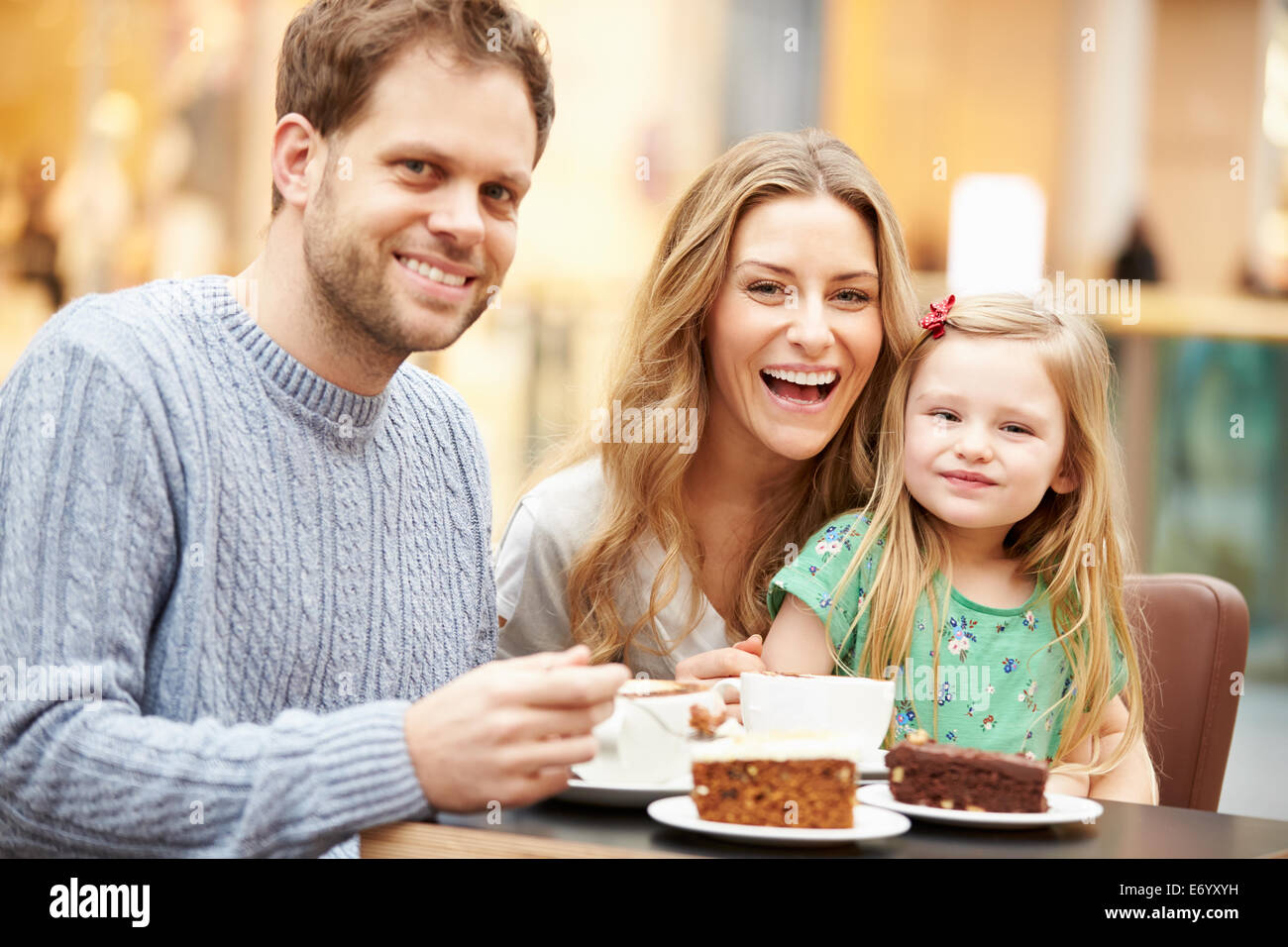 Snack en famille au café ensemble Banque D'Images