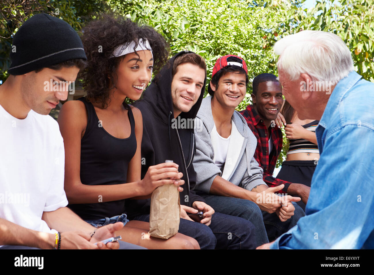 Senior Man Talking avec gang de jeunes Banque D'Images