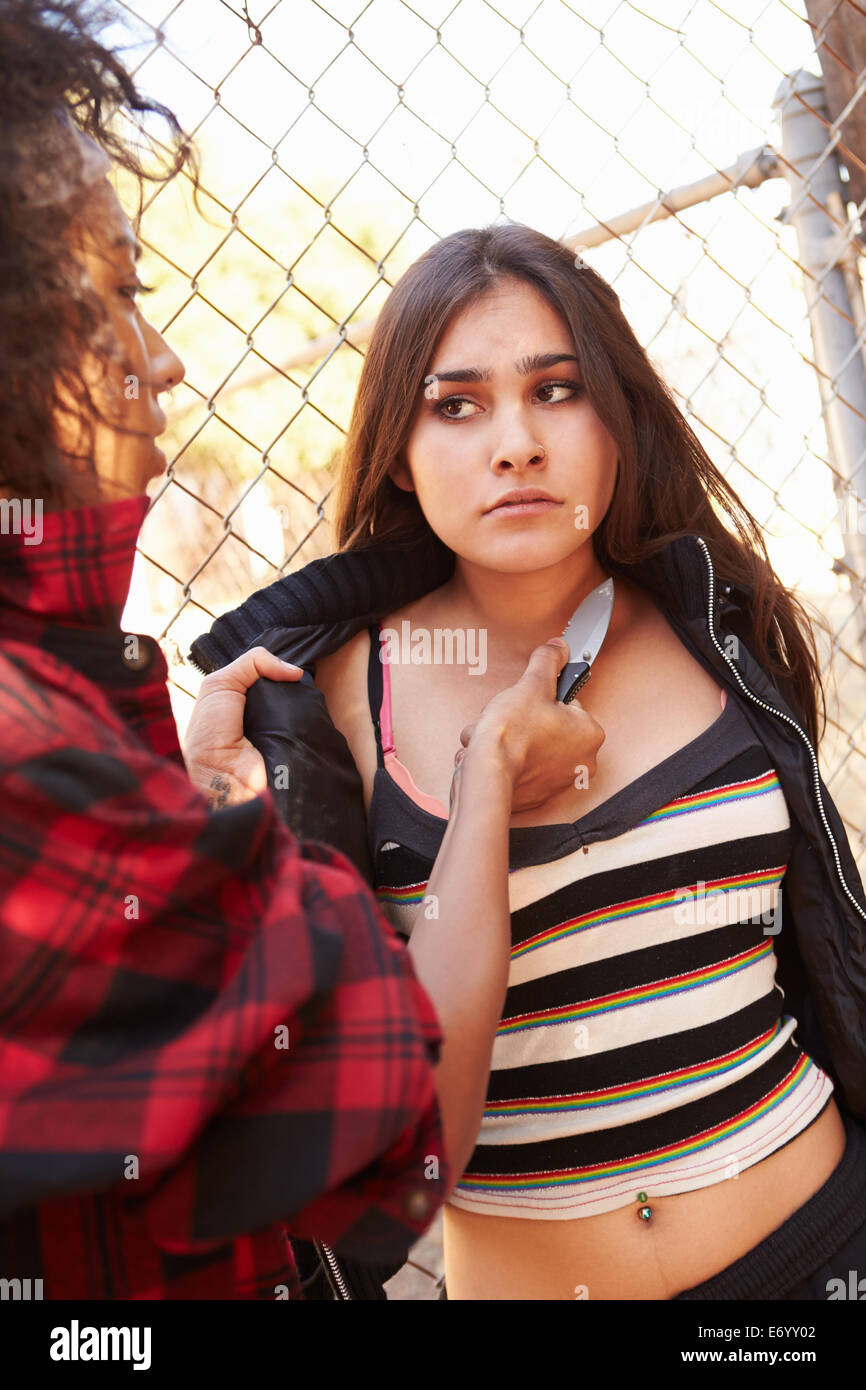 Fille menacée avec un couteau par un membre d'un gang de filles Banque D'Images