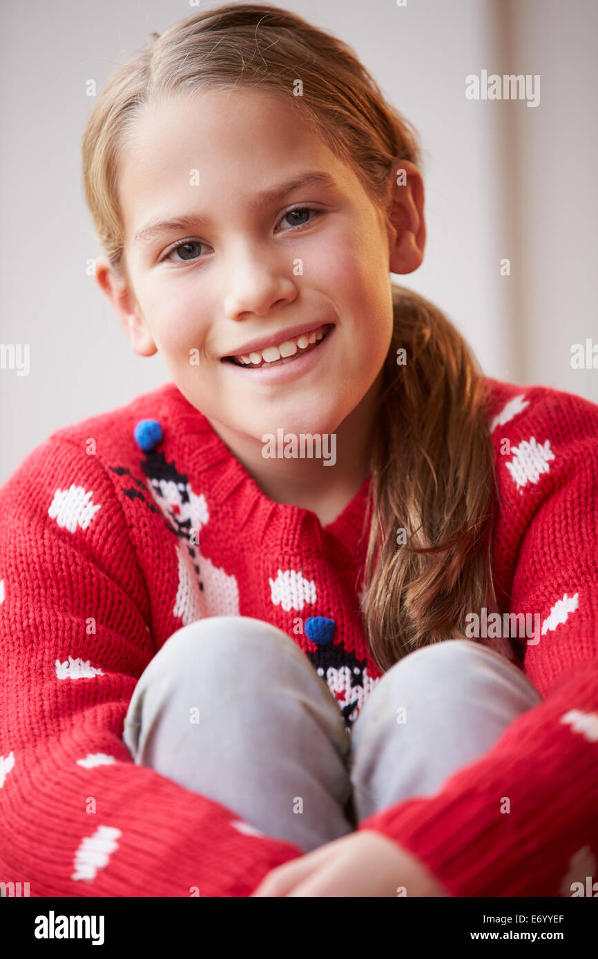 Portrait of Girl Wearing Christmas Jumper Banque D'Images