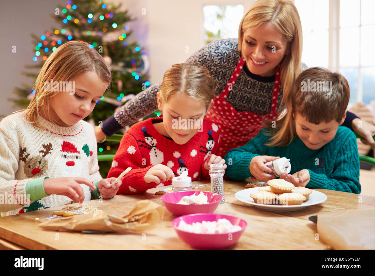 Mère et enfants Decorating Christmas Cookies Ensemble Banque D'Images