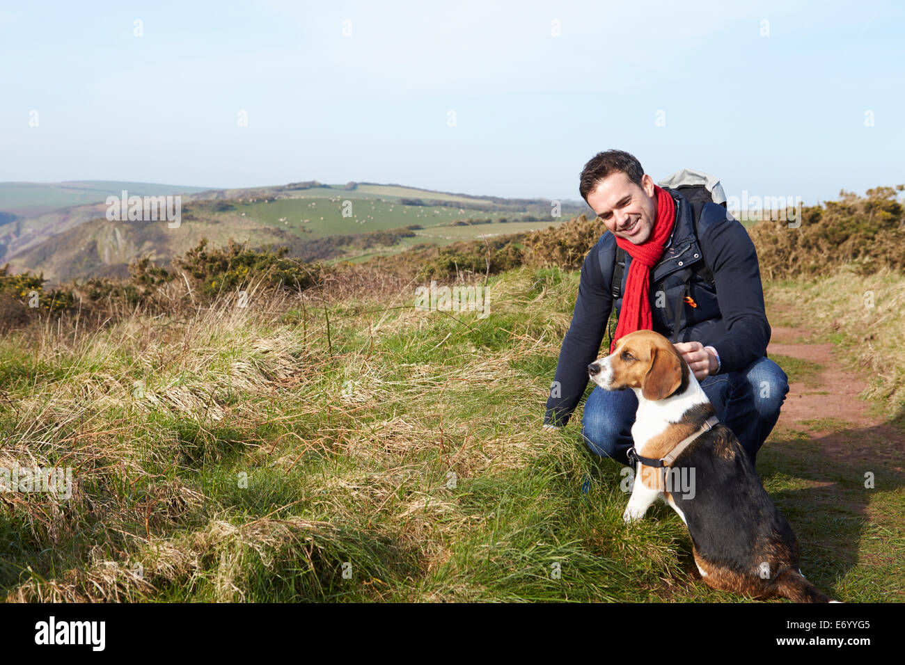 Homme avec chien à marcher le long du sentier côtier Banque D'Images