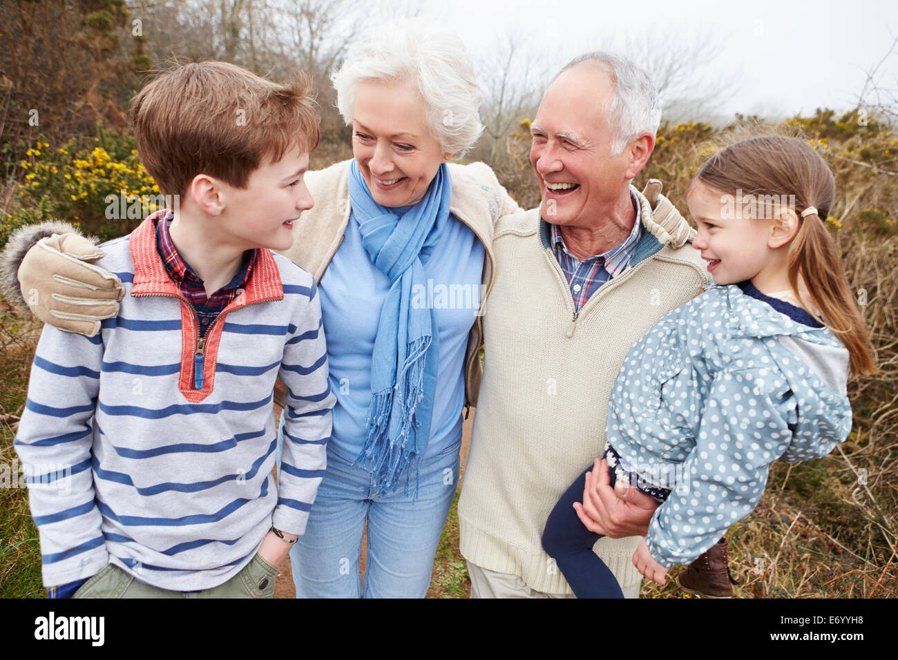 Les grands-parents avec petits-enfants à pied dans la campagne Banque D'Images