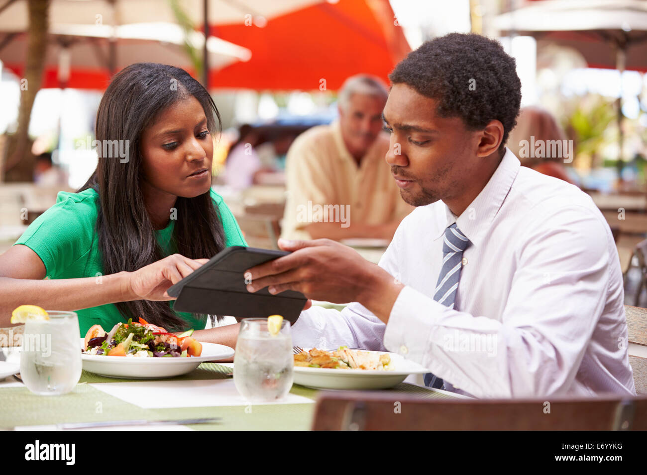 Deux Children in Outdoor Restaurant Banque D'Images