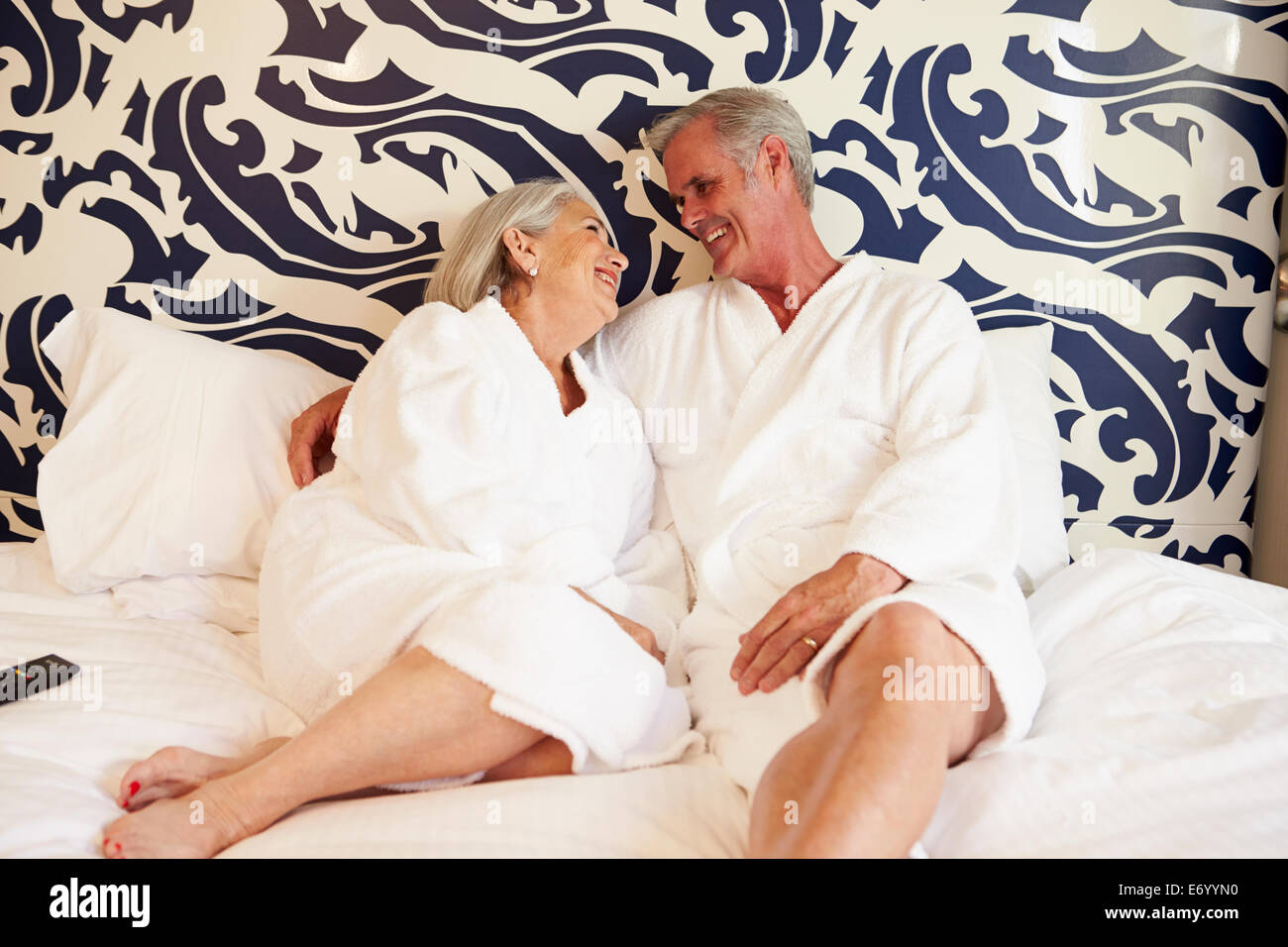 Senior Couple Relaxing In Hotel Room Banque D'Images