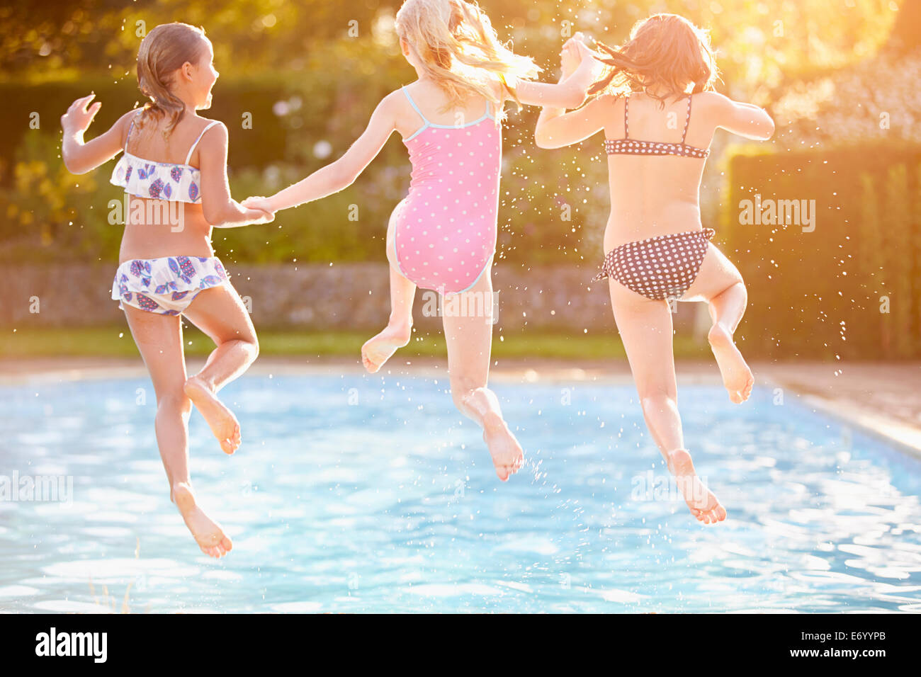 Groupe de jeunes filles, jouant dans une piscine extérieure Banque D'Images